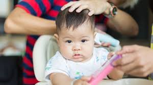 mencukur rambut bayi